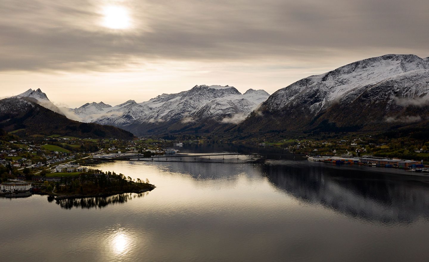 Ansicht einer Landschaft mit Bergen
